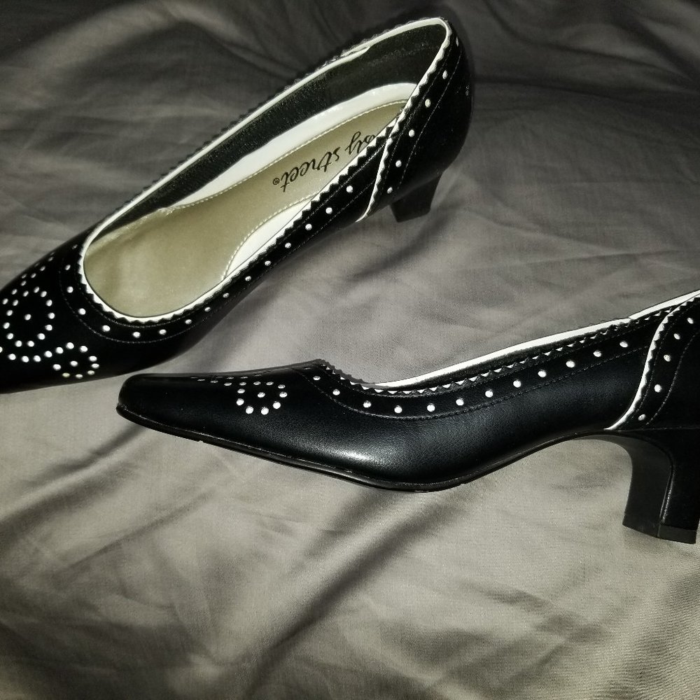 NIB Womens 6 Narrow Black/White Pumps